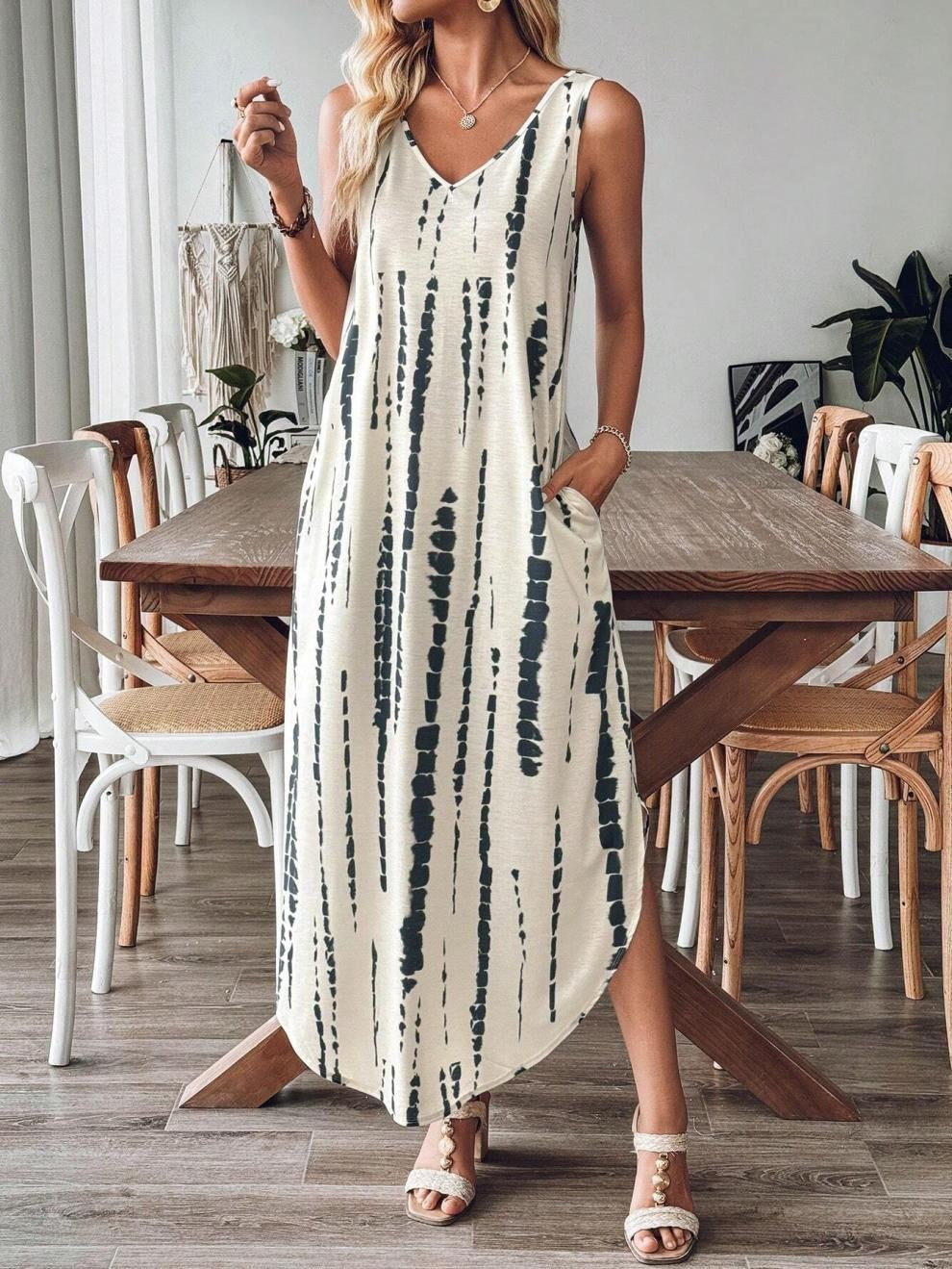 Sara - ærmeløs kjole med V-udskæring med slids