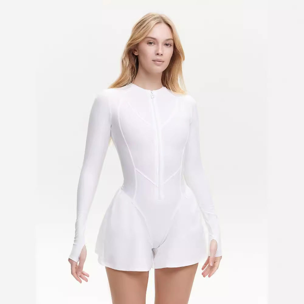 Gudrun - Figursyet snit, sporty onepiece med innovativ lynlås foran