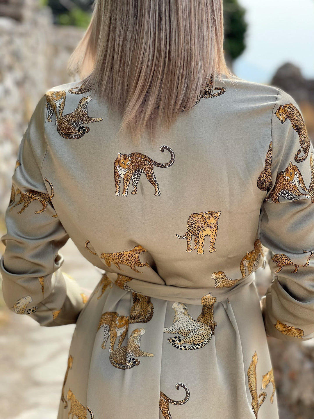 Frieda - Leopardprint V-hals satin kjole