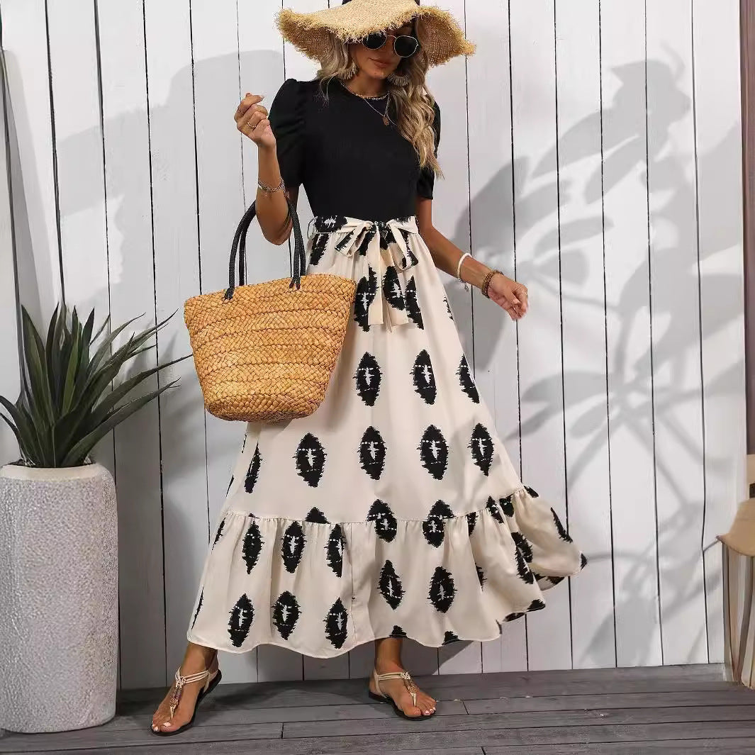 Juvia - geometrisk tryk pufærme kjole med flæsekant