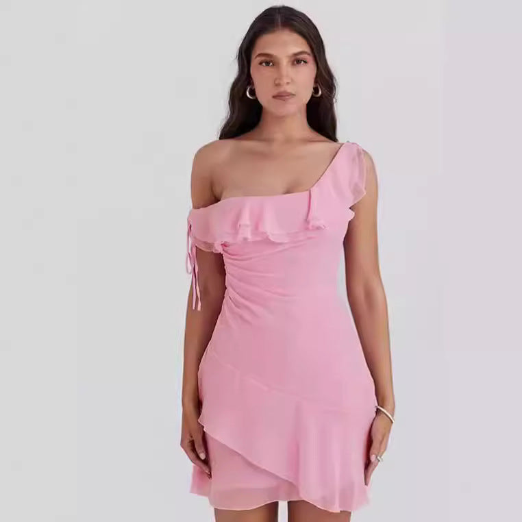 Rafaela - Off-the-shoulder kjole med flæsedetaljer og sideslagsdesign