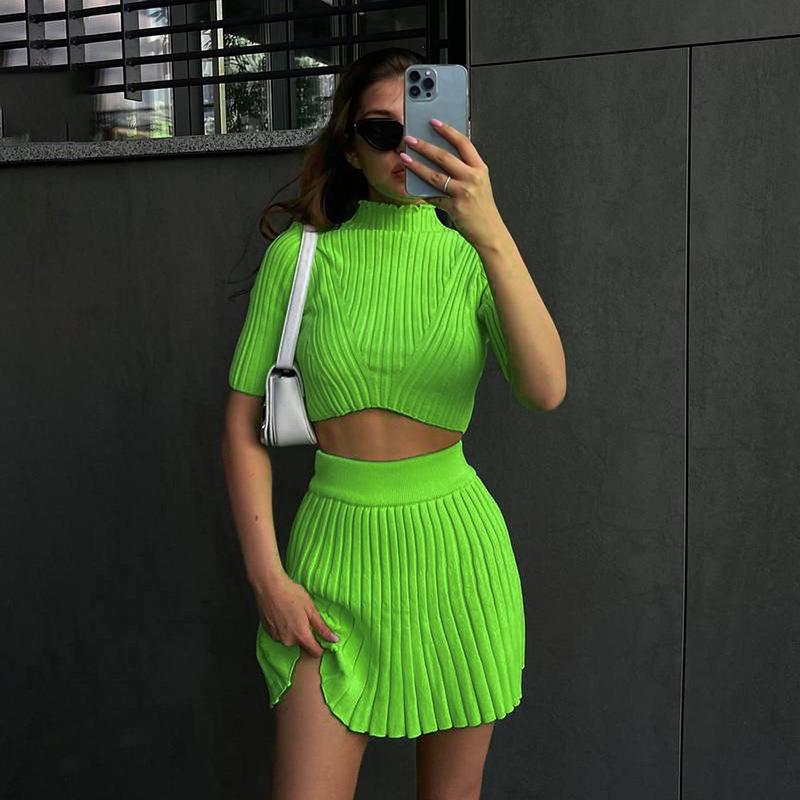 Kelly - Moderne Ribbed Crop Top og Plisseret Nederdel Sæt