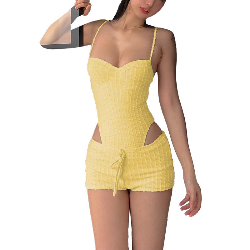 Audrey - Udskårne detaljer figurnær pasform selebuksedragt