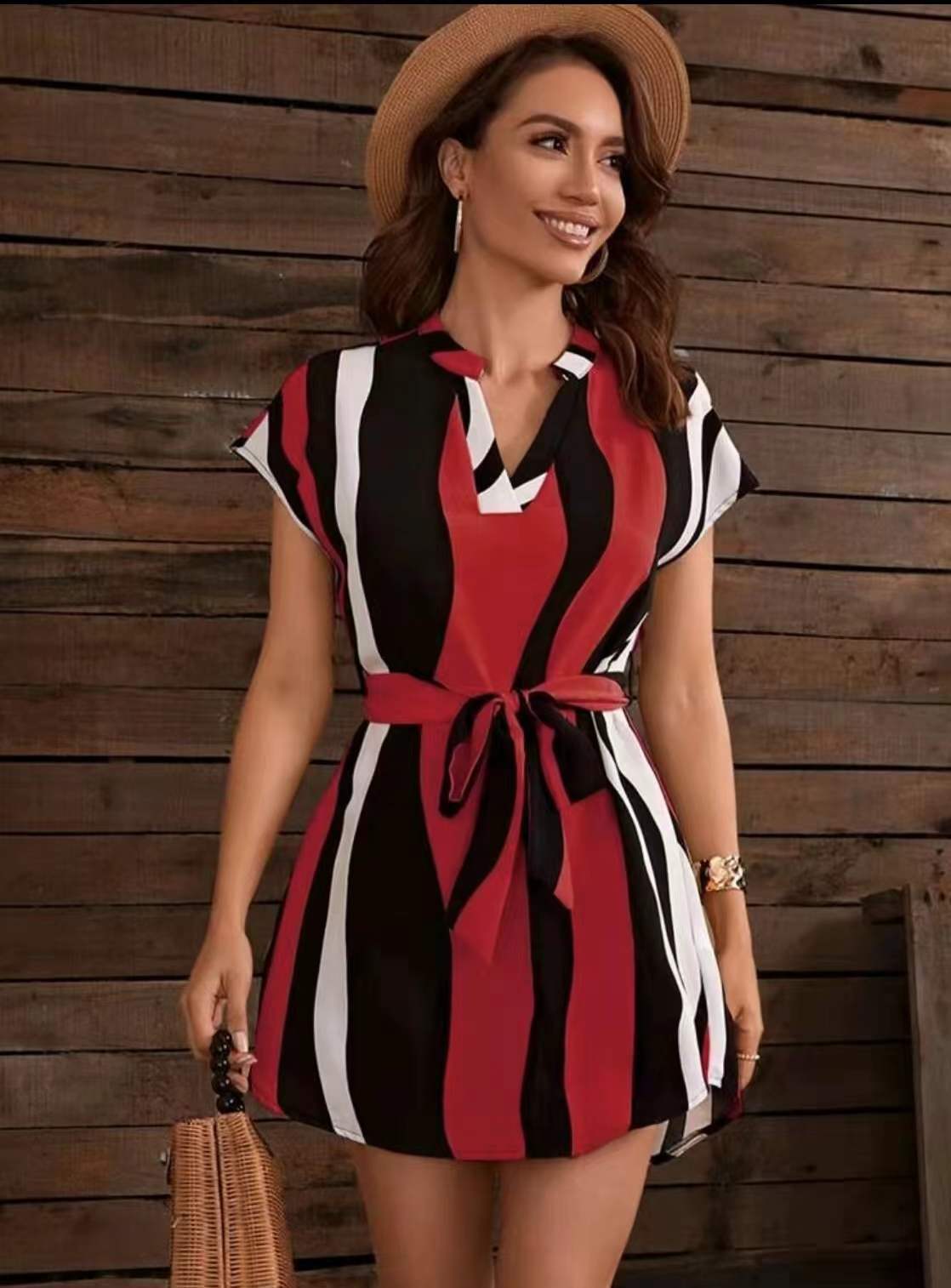 Leonora - Strap V-hals stribet mellemkjole