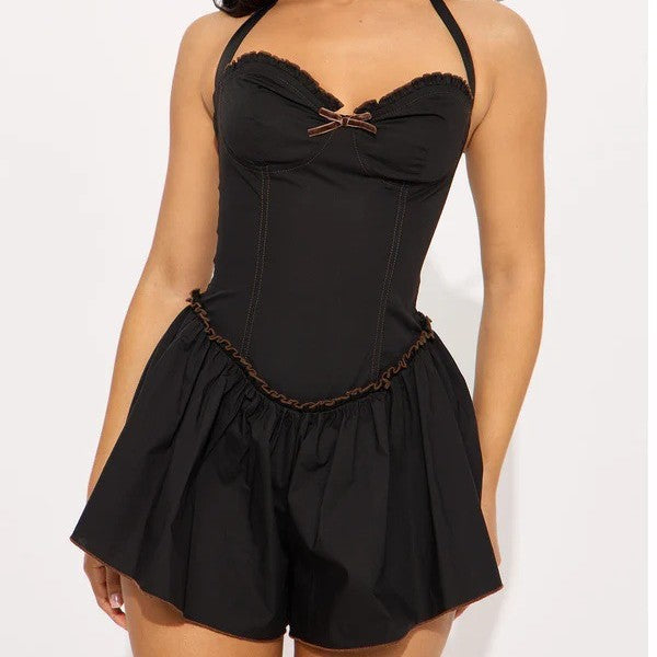 Kaylee - Badedragt med sofistikeret korset-look og swingende nederdel