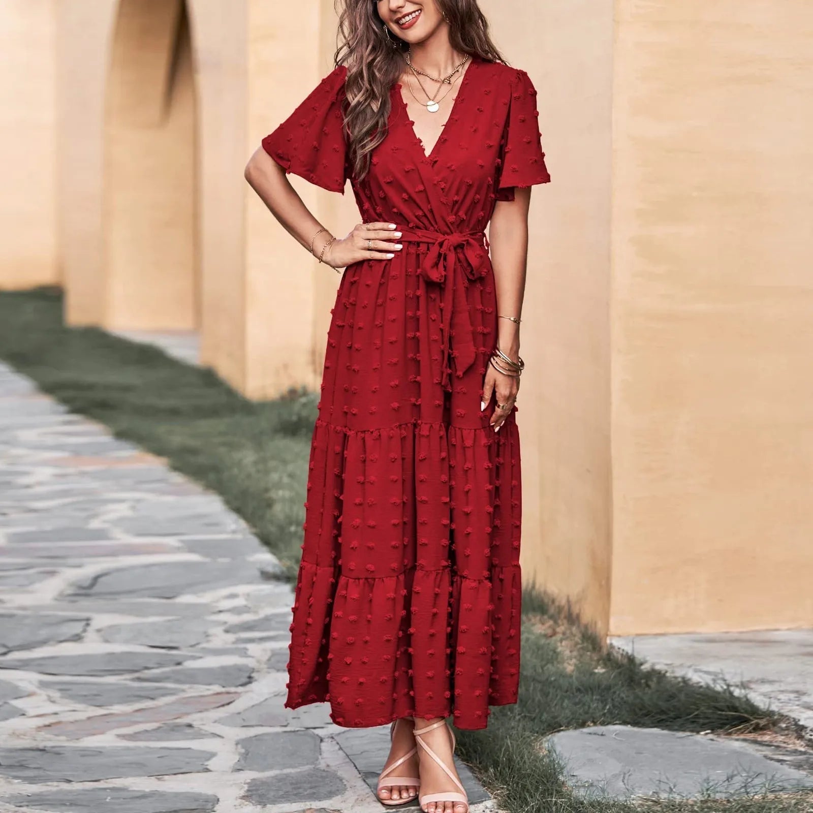 Anya - Elegant kjole i schweizisk prikket mønster med flydende snit