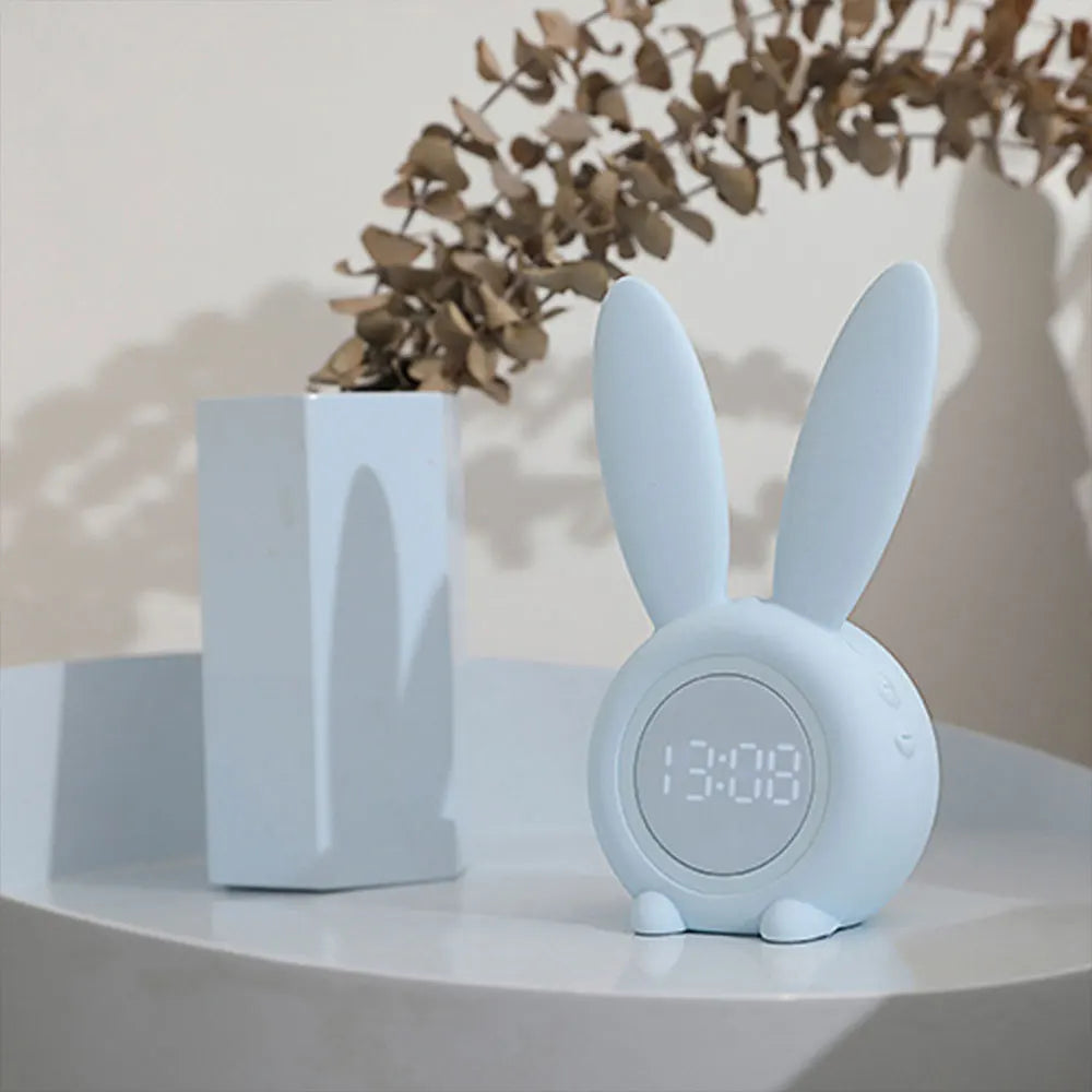 GlowBunny – Yndigt kaninvækkeur med blødt LED-lys og display