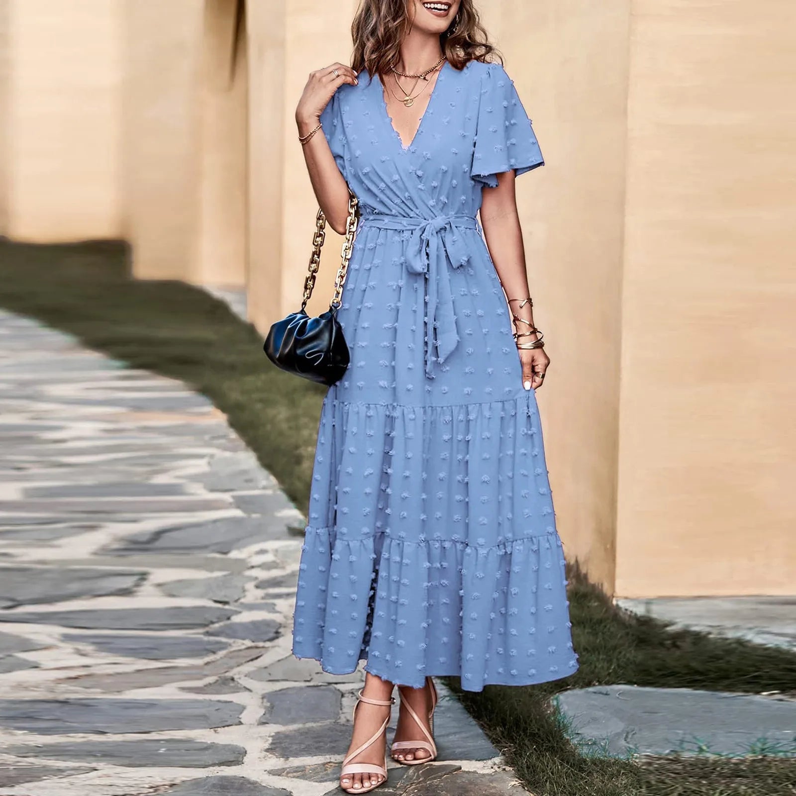 Anya - Elegant kjole i schweizisk prikket mønster med flydende snit