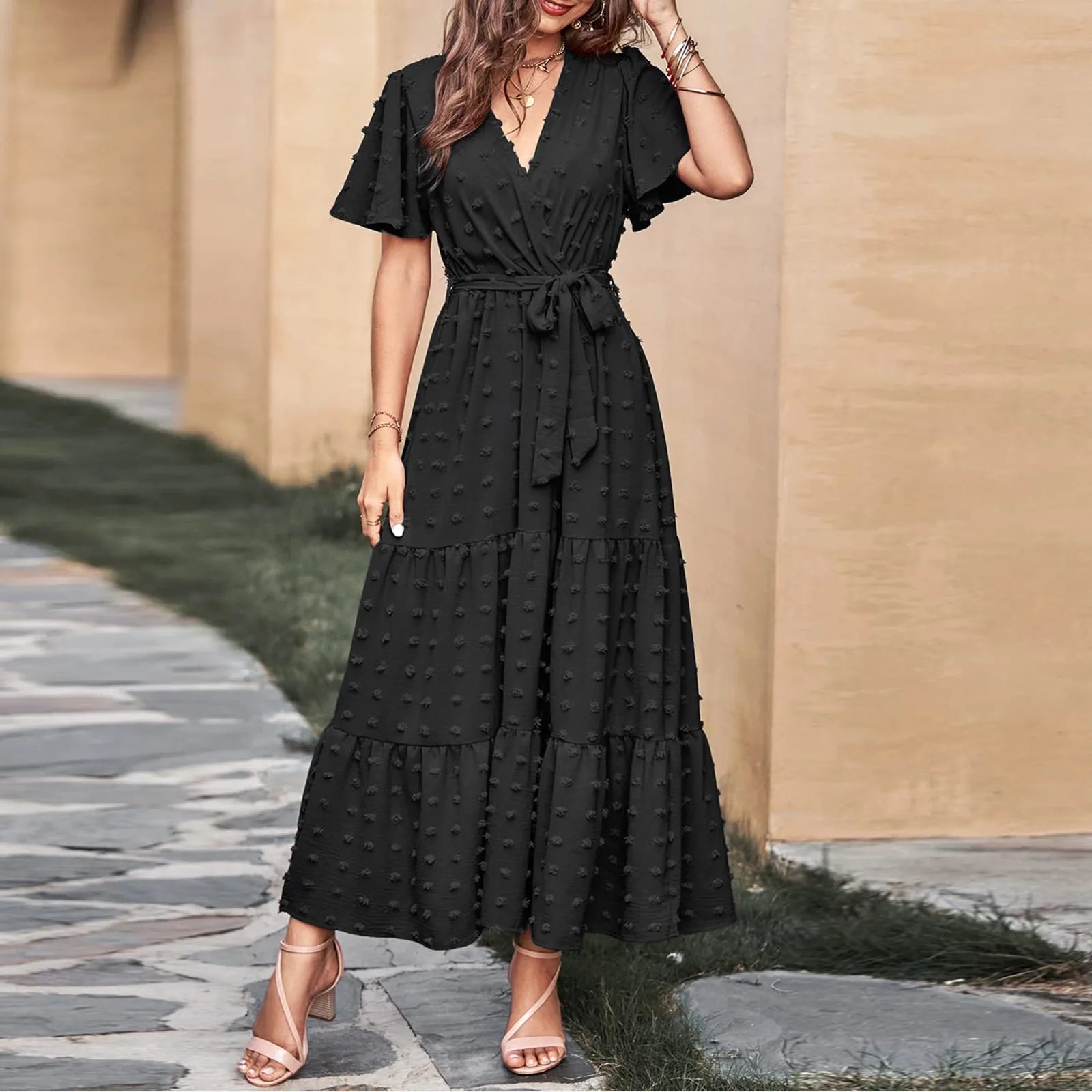 Anya - Elegant kjole i schweizisk prikket mønster med flydende snit