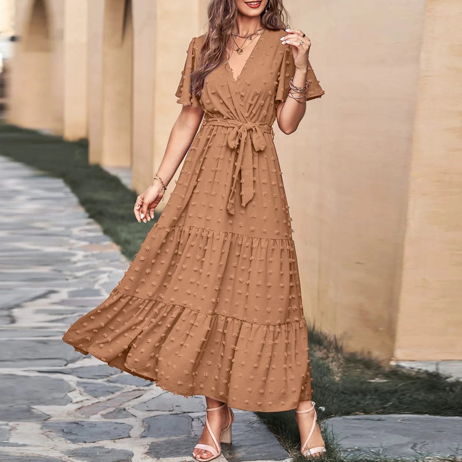 Anya - Elegant kjole i schweizisk prikket mønster med flydende snit