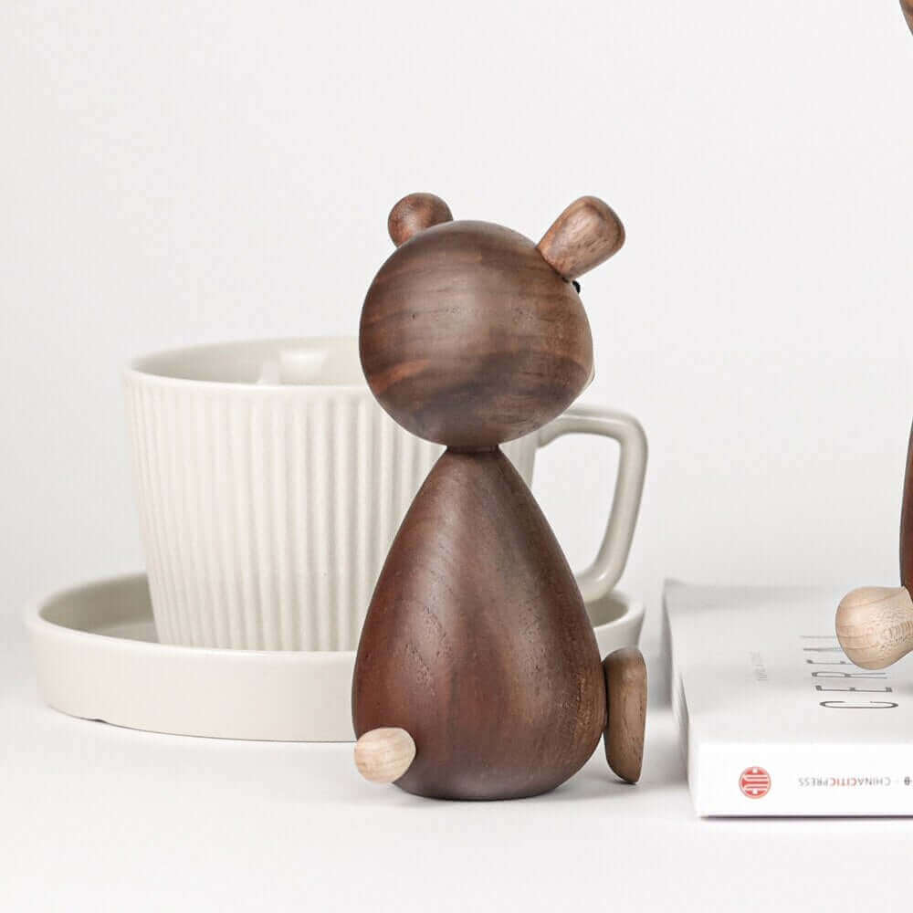 WoodlandWhimsy – Legende bjørne-træfigur med minimalistisk charme