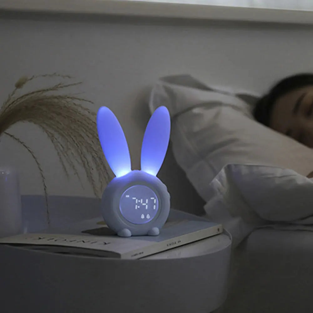 GlowBunny – Yndigt kaninvækkeur med blødt LED-lys og display