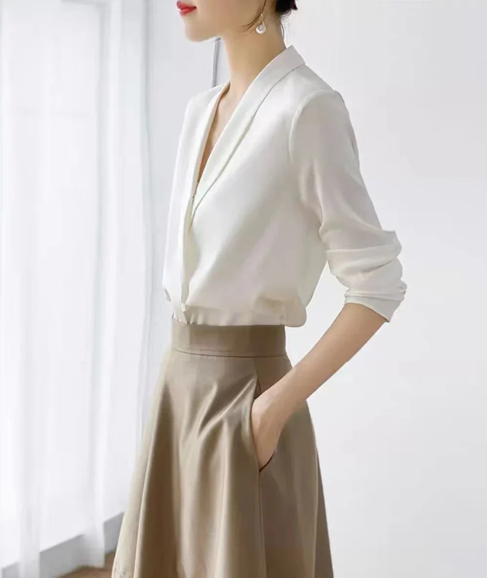 Astrid - V-halsbluse i satin