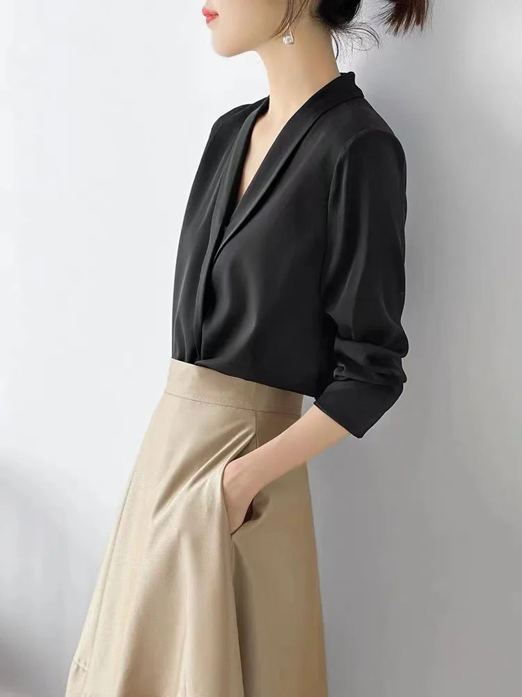 Astrid - V-halsbluse i satin