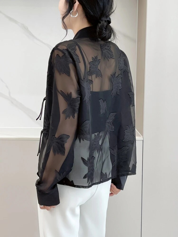 Frida - Blomstret gennemsigtig langærmet skjorte