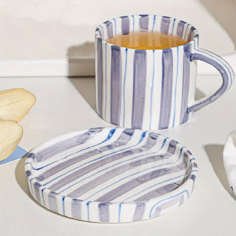 Sip&Stripe – Iøjnefaldende kop med koordineret stribet tallerken