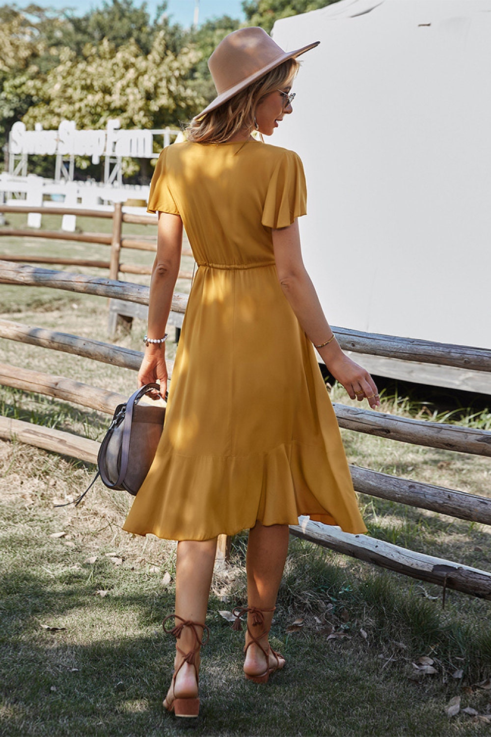 Evie - Elegant kortærmet V-hals kjole med bælte