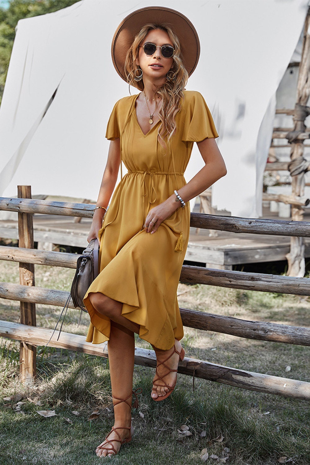 Evie - Elegant kortærmet V-hals kjole med bælte