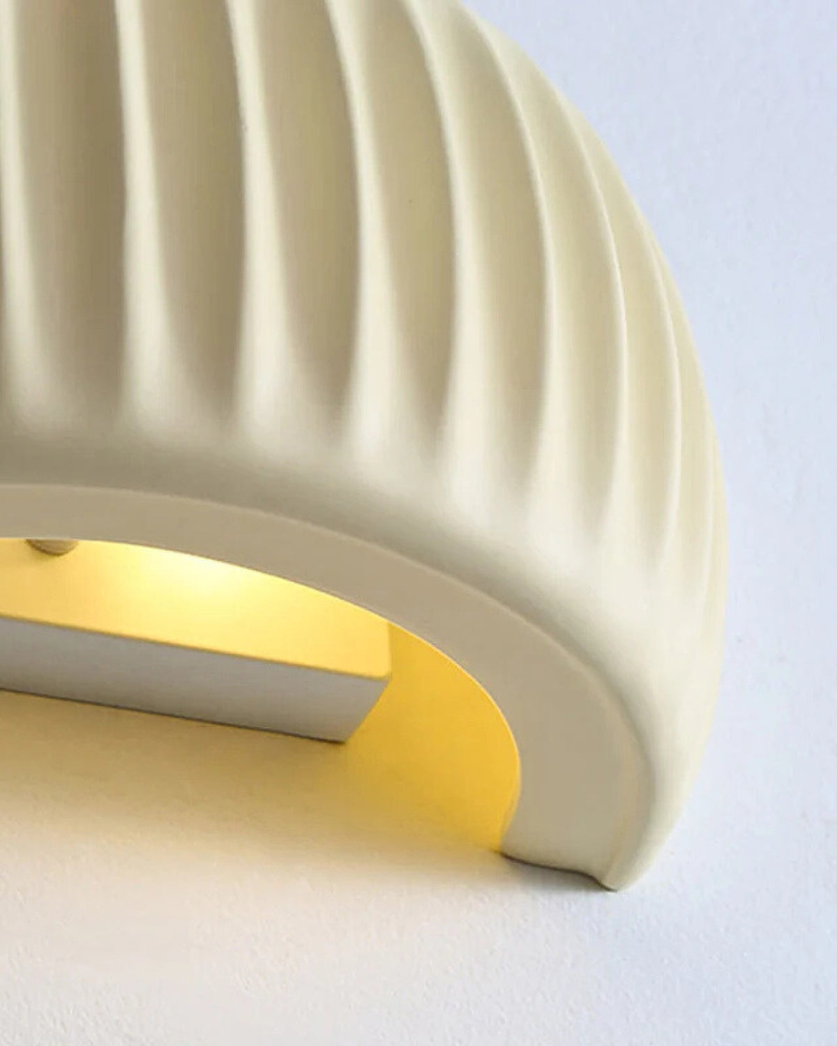 Lumavéa - Elegant væglampe - med kunstnerisk bølget silhuet