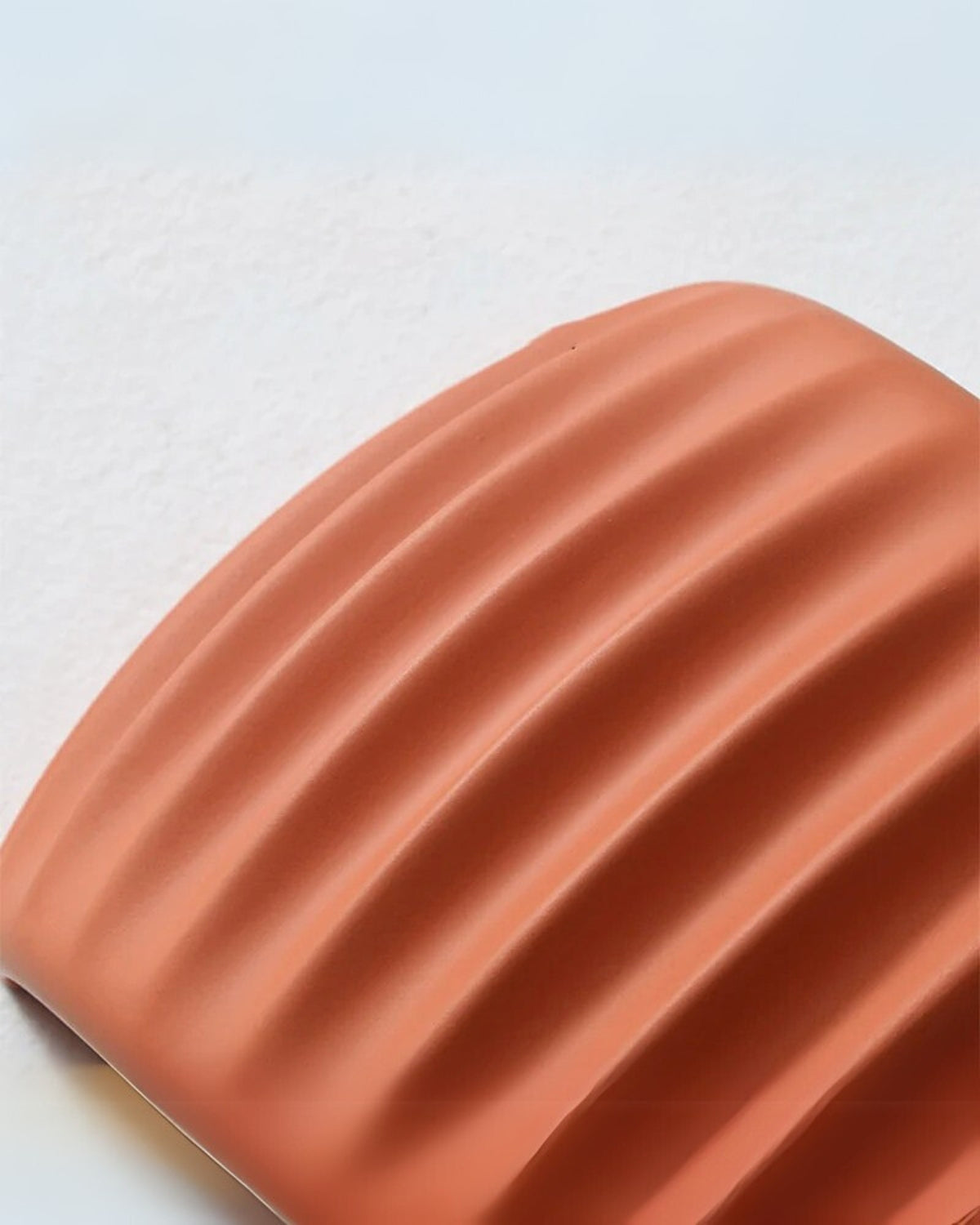 Lumavéa - Elegant væglampe - med kunstnerisk bølget silhuet