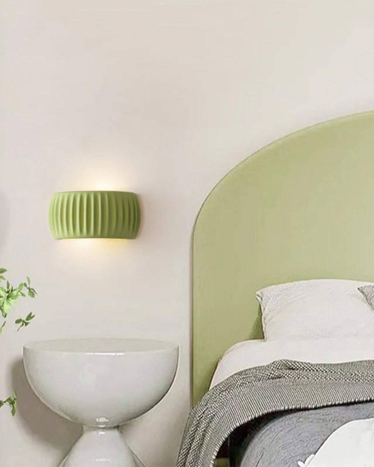 Lumavéa - Elegant væglampe - med kunstnerisk bølget silhuet