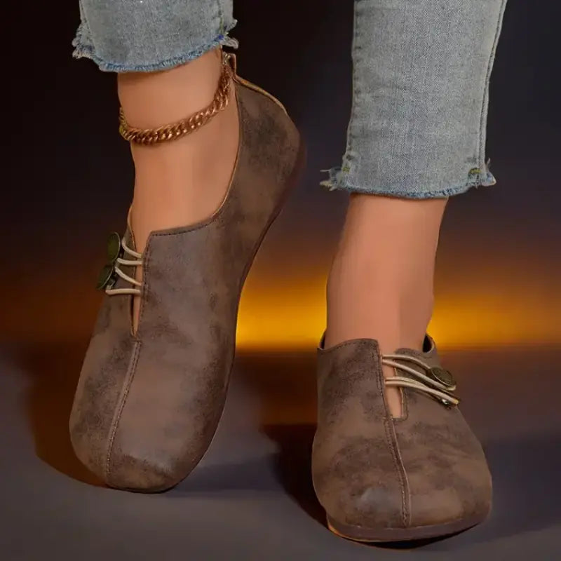 Kortney - Letvægts flade sko med snørespændedesign