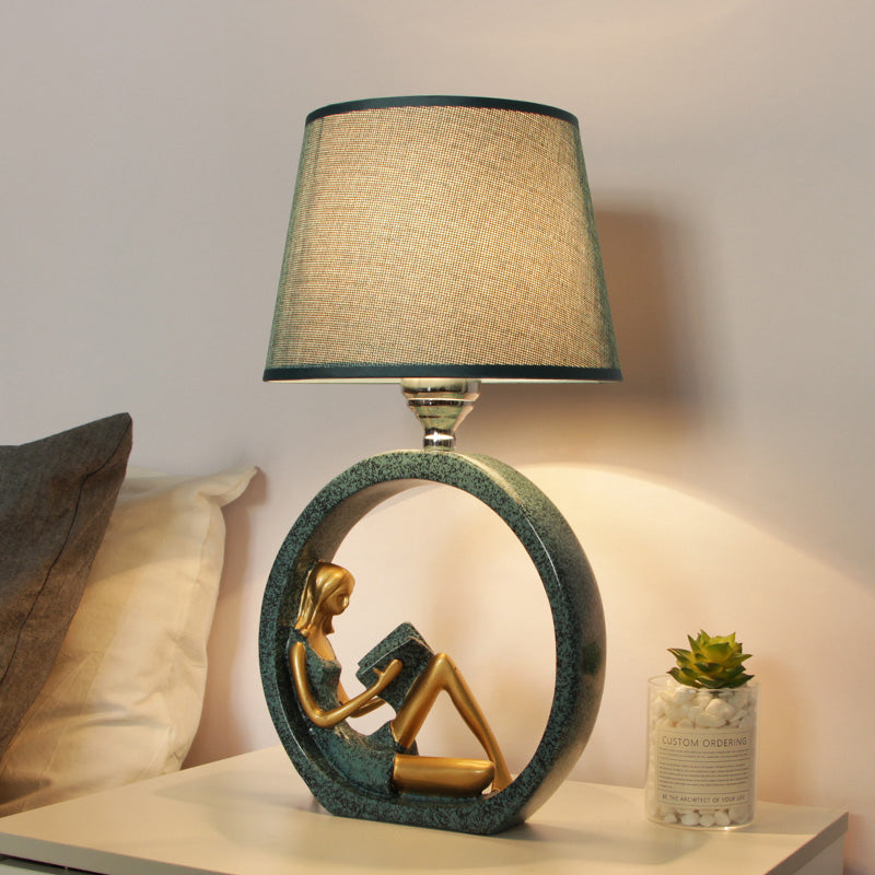 Avelyn | Yndefuld Reader Resin bordlampe med blå stofskærm