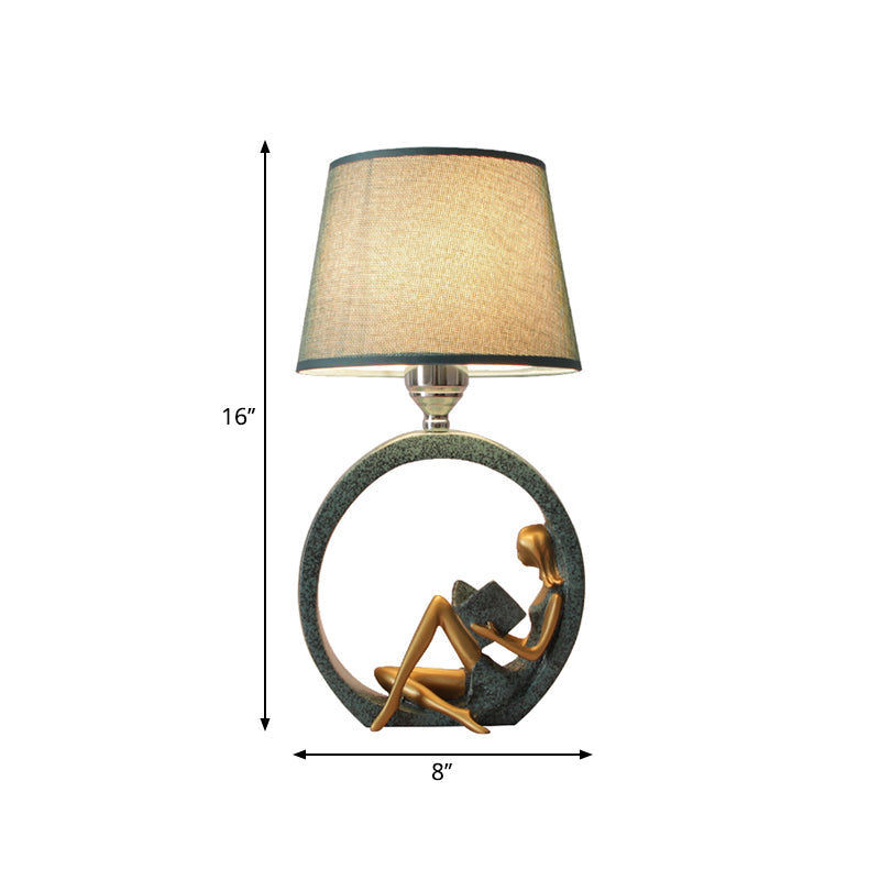 Avelyn | Yndefuld Reader Resin bordlampe med blå stofskærm