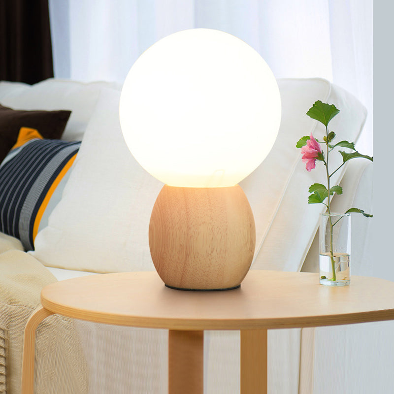 Nuvora – Elegant frostet kuglelampe med organisk træbase