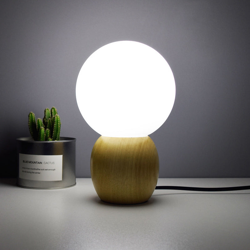 Nuvora – Elegant frostet kuglelampe med organisk træbase