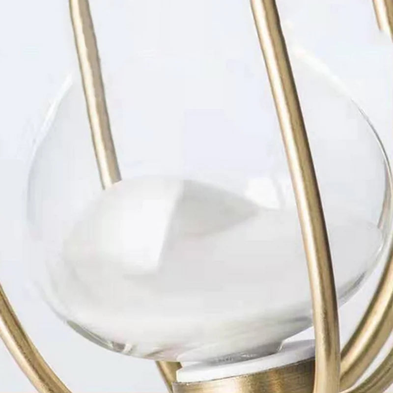 Tidløs elegance – vintage timeglas med klassisk stel til indretning