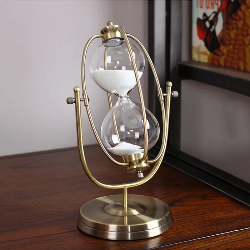 Tidløs elegance – vintage timeglas med klassisk stel til indretning