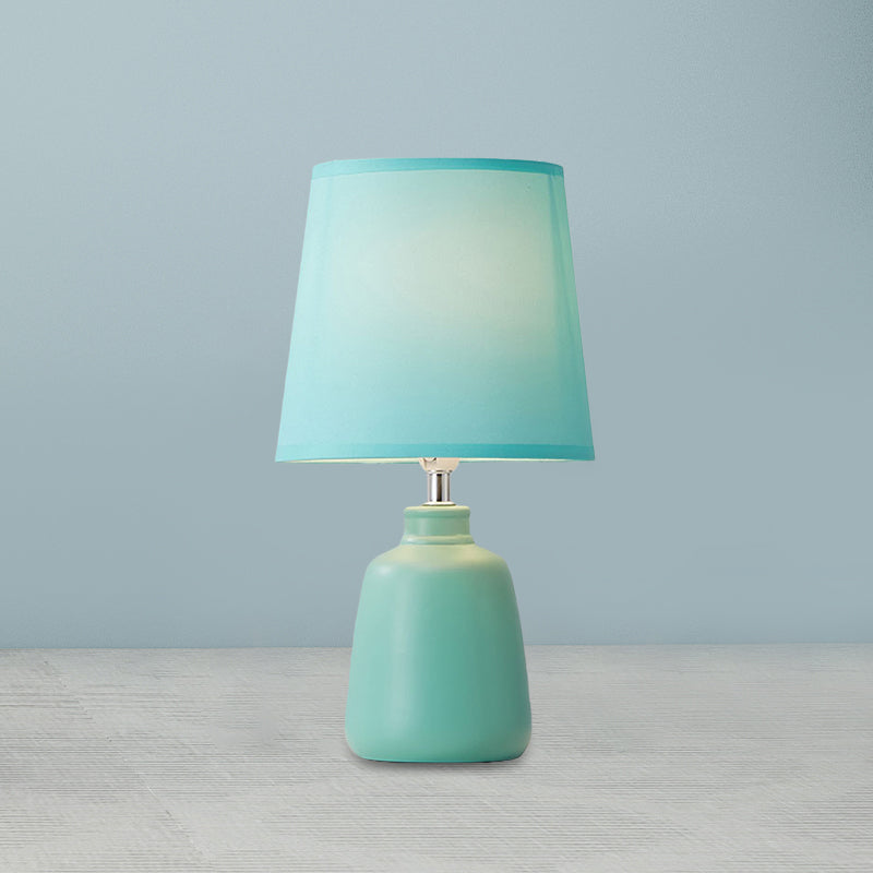 Lunavase – Blødt tilspidset stoflampe med keramisk fod