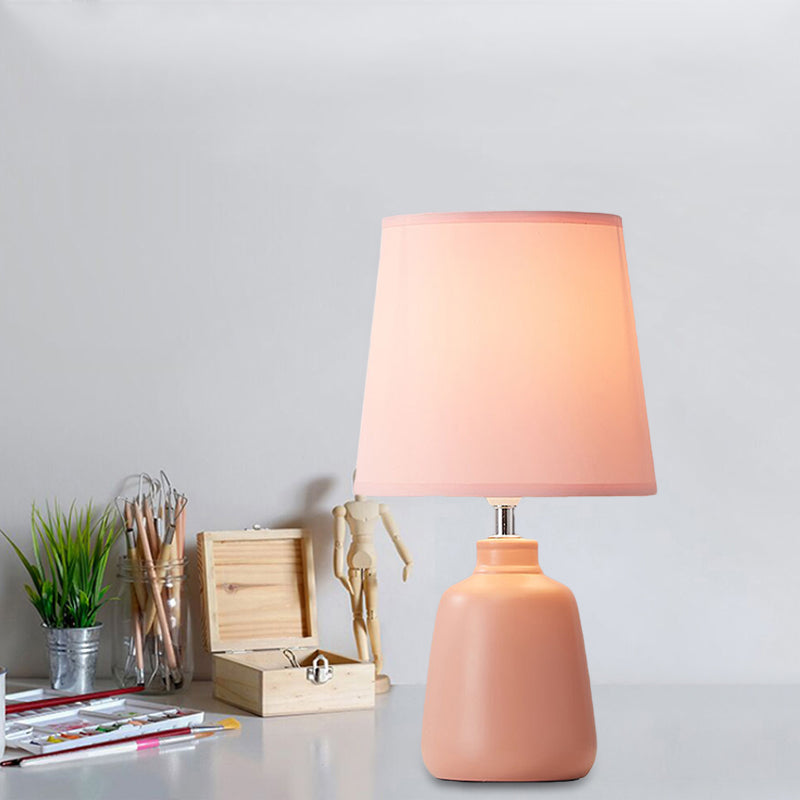 Lunavase – Blødt tilspidset stoflampe med keramisk fod