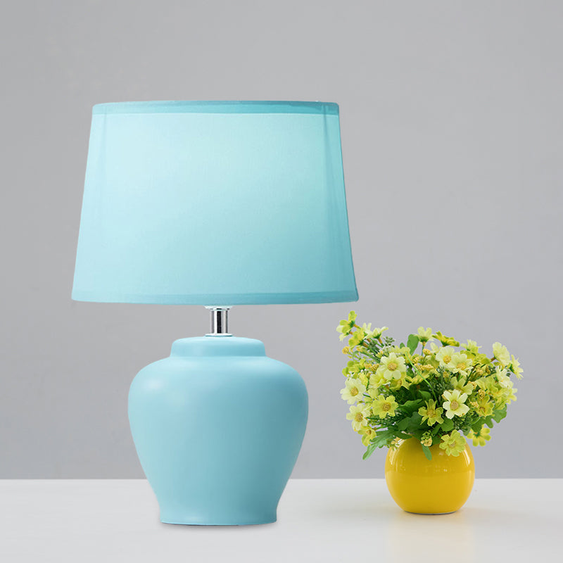 Lunavase – Blødt tilspidset stoflampe med keramisk fod