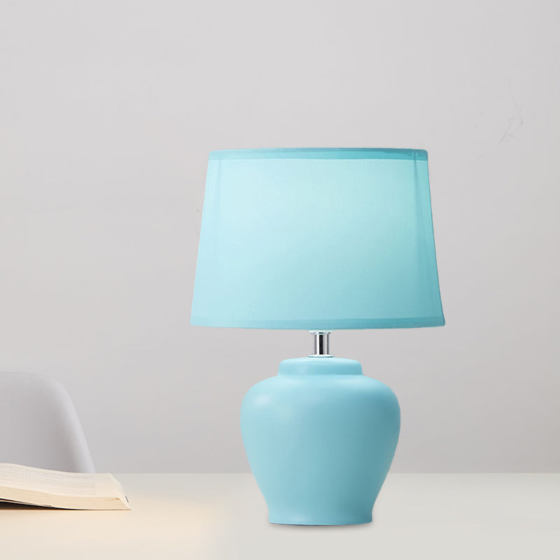 Lunavase – Blødt tilspidset stoflampe med keramisk fod