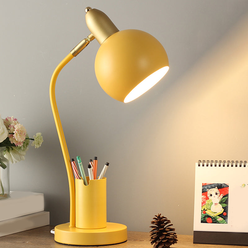LumiSphere - Metalkuppel-natbordslampe med rørformet penrack-design