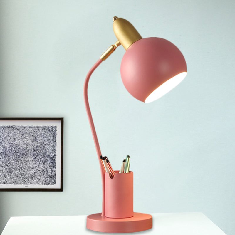 LumiSphere - Metalkuppel-natbordslampe med rørformet penrack-design
