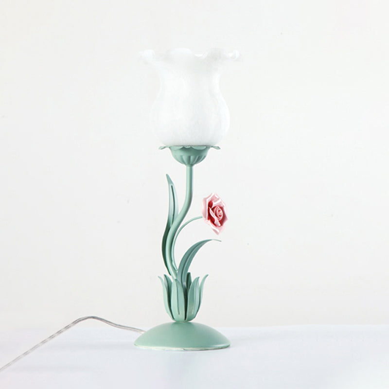 Florvia – Haveinspireret bordlampe i frostet glas