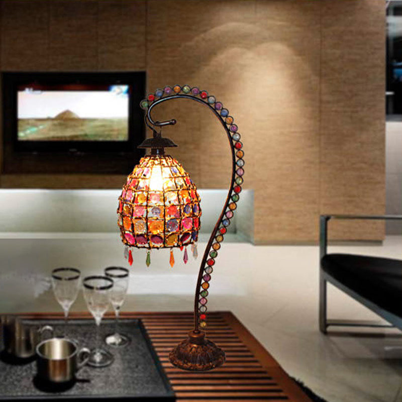 Lumbelle – Boho bordlampe med perler og elegant farvet glas