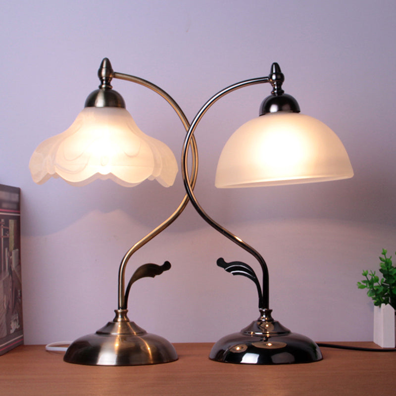 Veloura | Elegant opal glas bordlampe med vintage charme