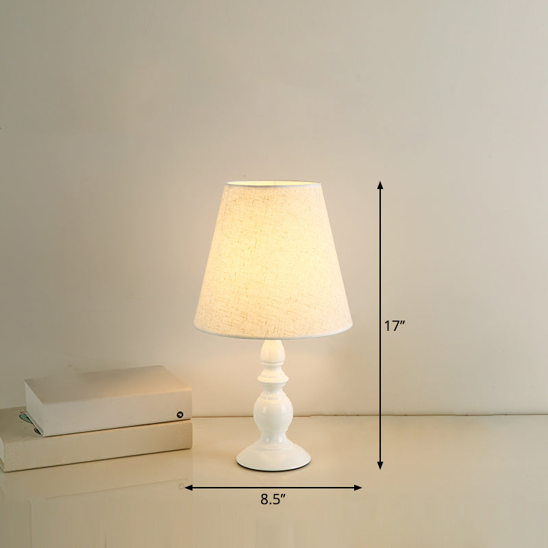 LuxeBeam Iron Natbordslampe – Minimalistisk sengebordslampe med tilspidset stofskærm