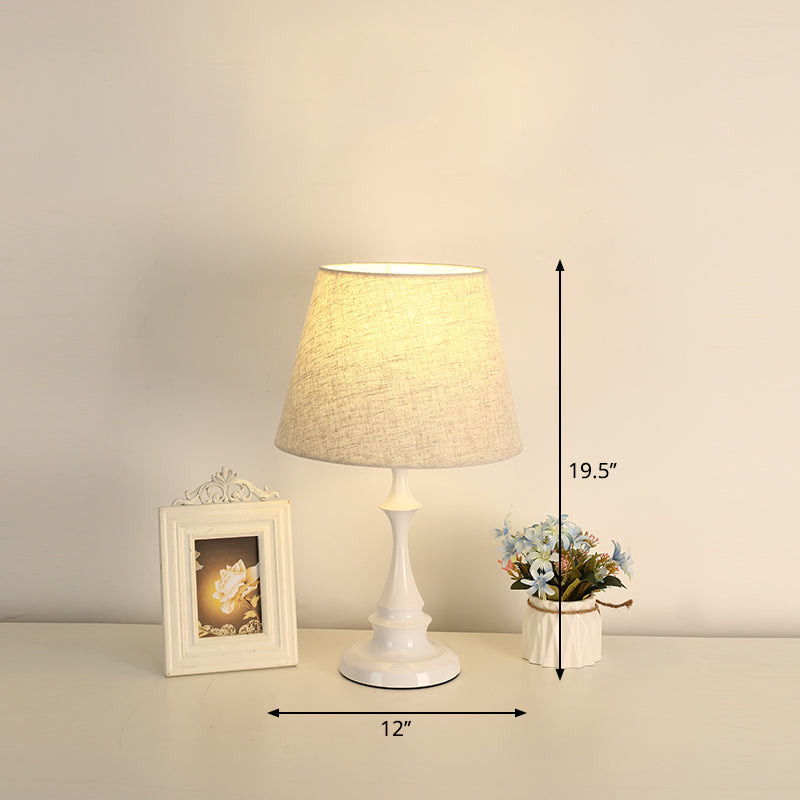 LuxeBeam Iron Natbordslampe – Minimalistisk sengebordslampe med tilspidset stofskærm