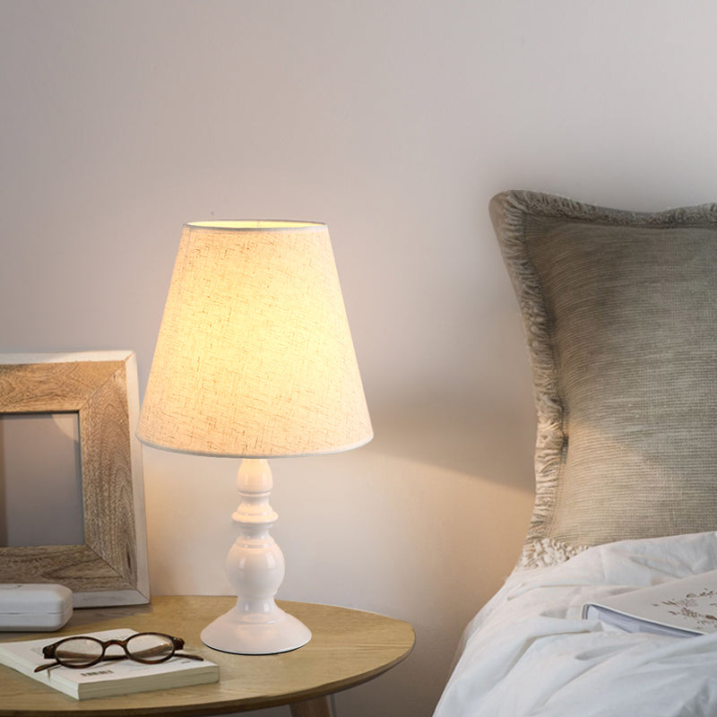 LuxeBeam Iron Natbordslampe – Minimalistisk sengebordslampe med tilspidset stofskærm