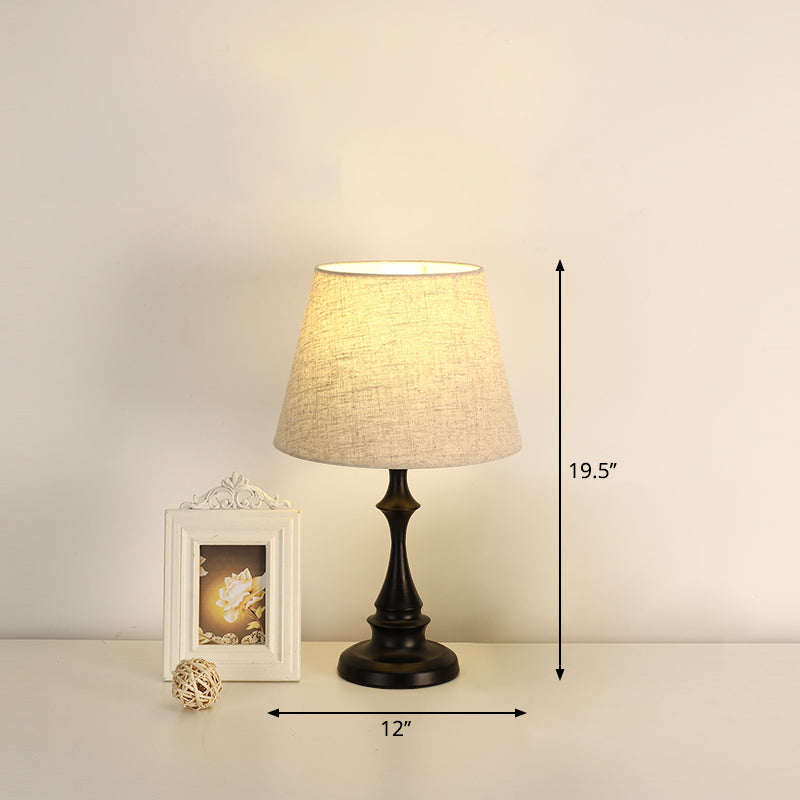 LuxeBeam Iron Natbordslampe – Minimalistisk sengebordslampe med tilspidset stofskærm