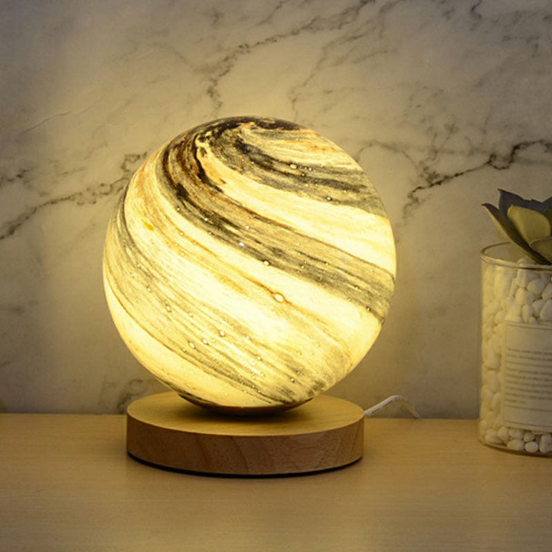 LunarGlow Mini Natlampe – Postmoderne bordlampe med træfod