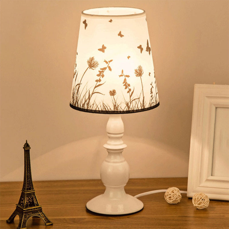 Lumivelle – Klassisk hvid bordlampe
