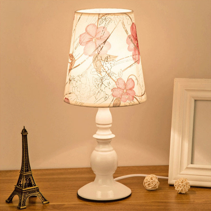 Lumivelle – Klassisk hvid bordlampe