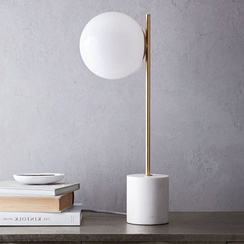 Aurelia | Moderne hvid glas sfærisk bordlampe med marmor base