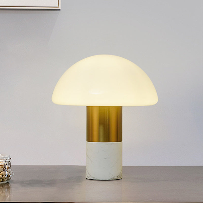 LumoSphere - Elegant kuppelbordslampe med mælkeagtig glasskærm
